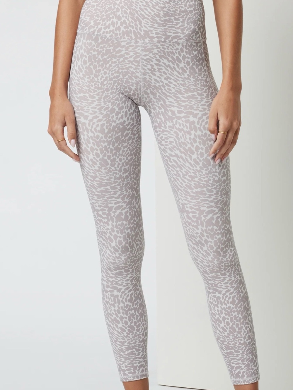 Vuori High-Rise Studio Pocket Legging  Animal Print  - Light Taupe & White